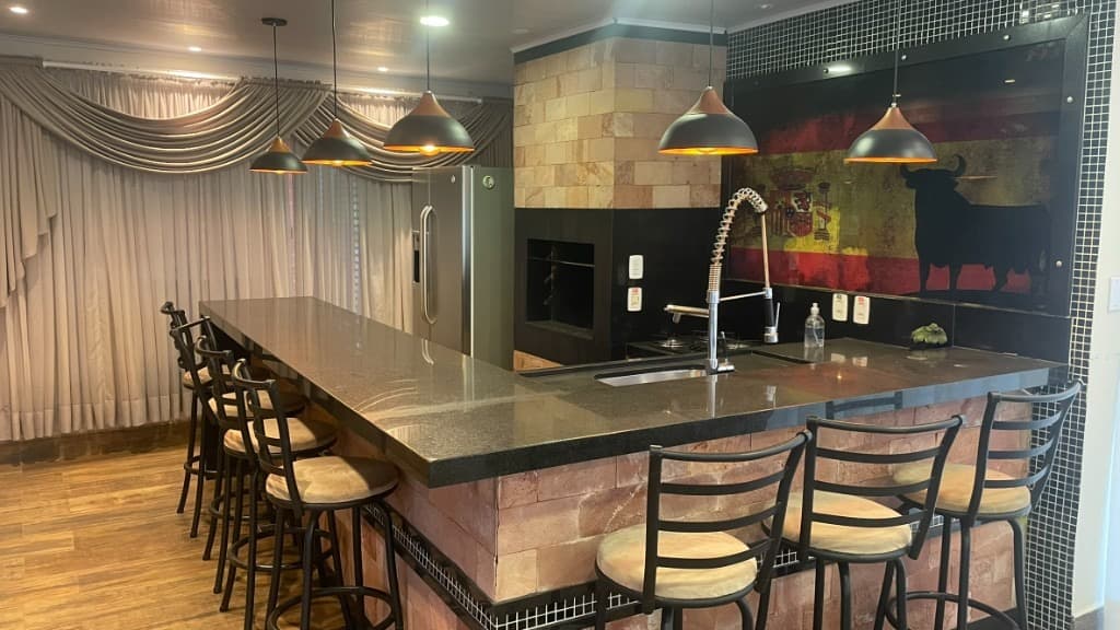 Churrasqueira com painel decorativo e balcão em granito negro