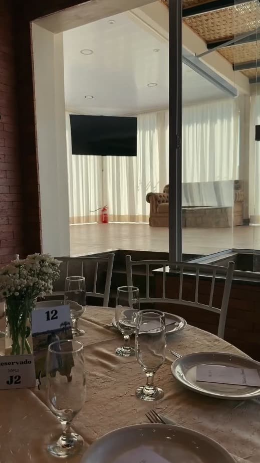 Vista da sala de estar a partir do salão com mesa montada
