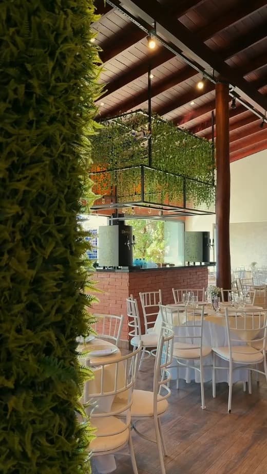 Vista do salão com bar de tijolos e jardim suspenso