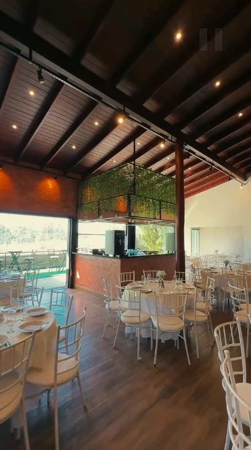 Bar com choppera Chopp Brasser, jardim suspenso e mesas montadas